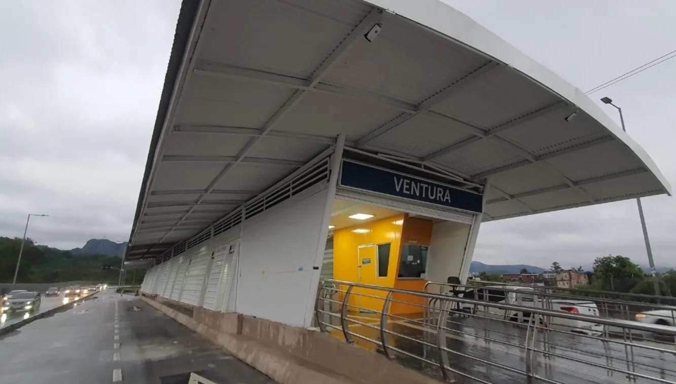 Passageiro morre atingido por bala perdida dentro de ônibus do BRT nas imediações da estação Ventura, em Jacarepaguá