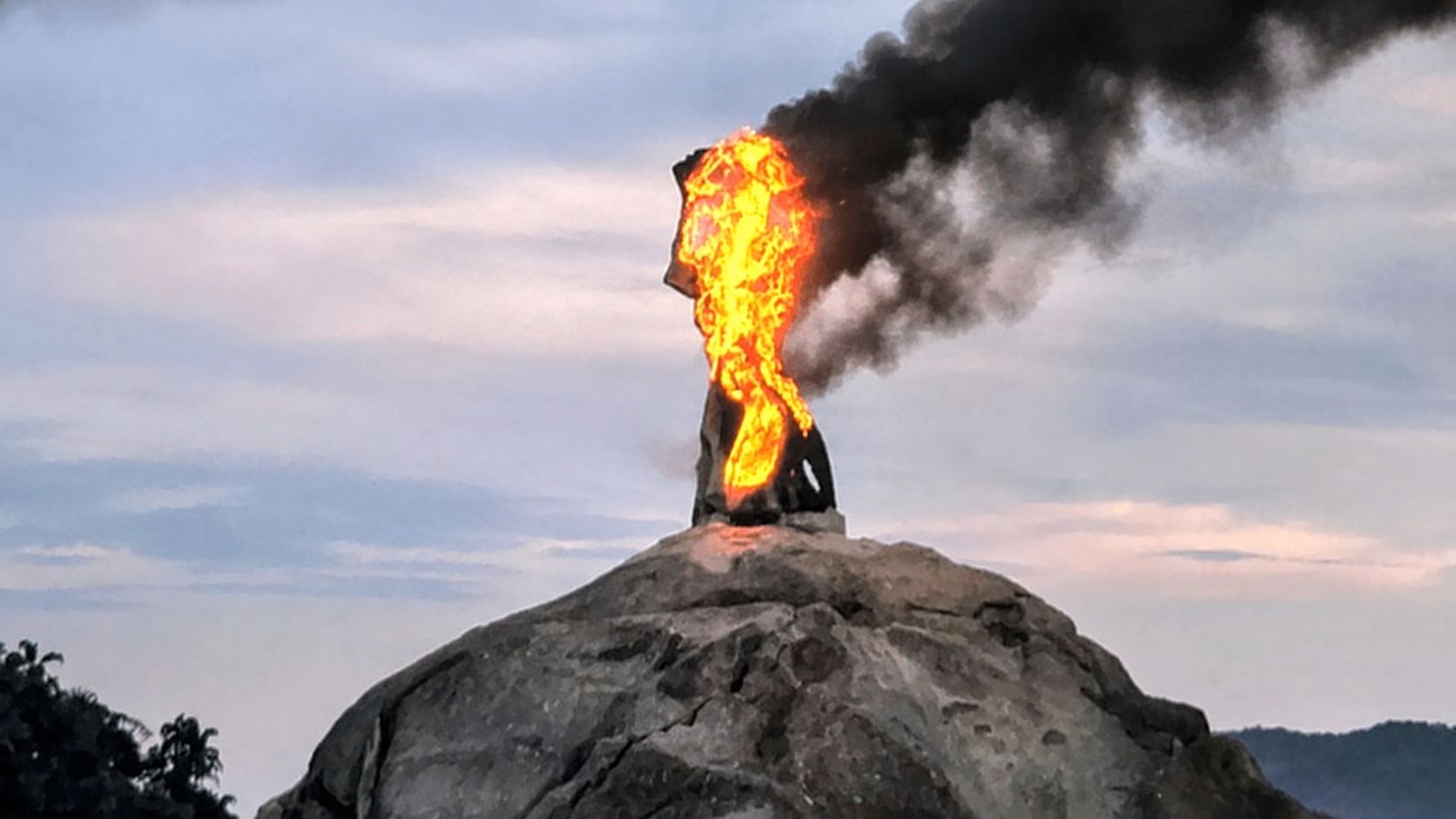 Incêndio destrói estátua da Feiticeira em São Vicente; polícia apura vandalismo